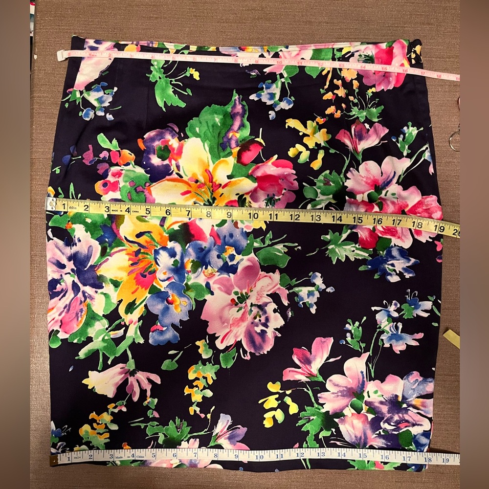 Lauren Ralph Lauren Petite Floral Straight Skirt| 6P - Picture 6 of 6